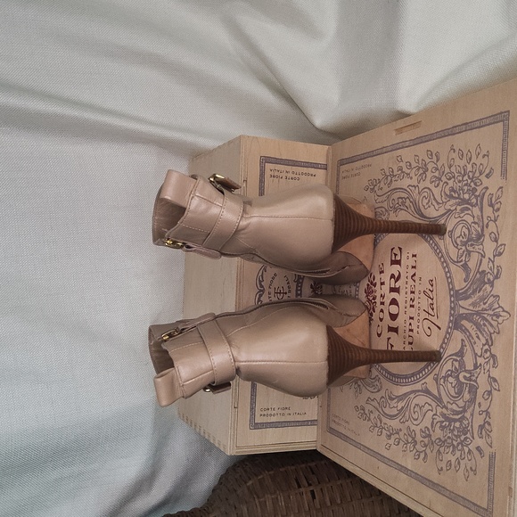 Ann Taylor tan leather shoe booties heels boots 7 B - Picture 5 of 5